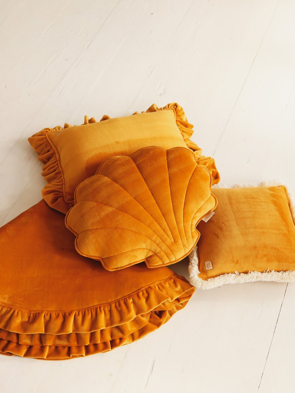 Moi Mili Sisustustyyny Medium, Soft Velvet Shell "Mustard"